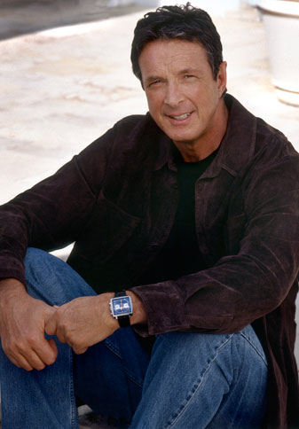 biography-michaelcrichton