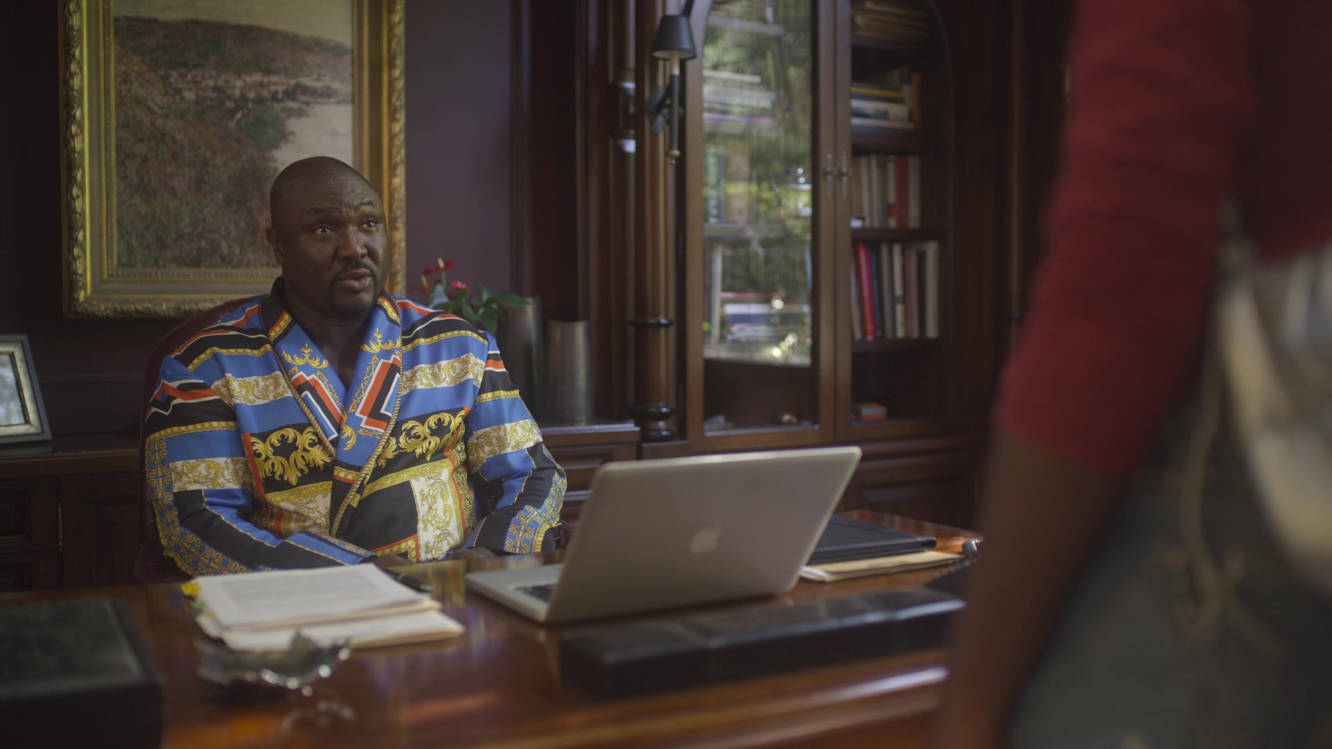 Apple-MacBook-Laptop-Used-by-Nonso-Anozie-as-Charles-in-The-Laundromat